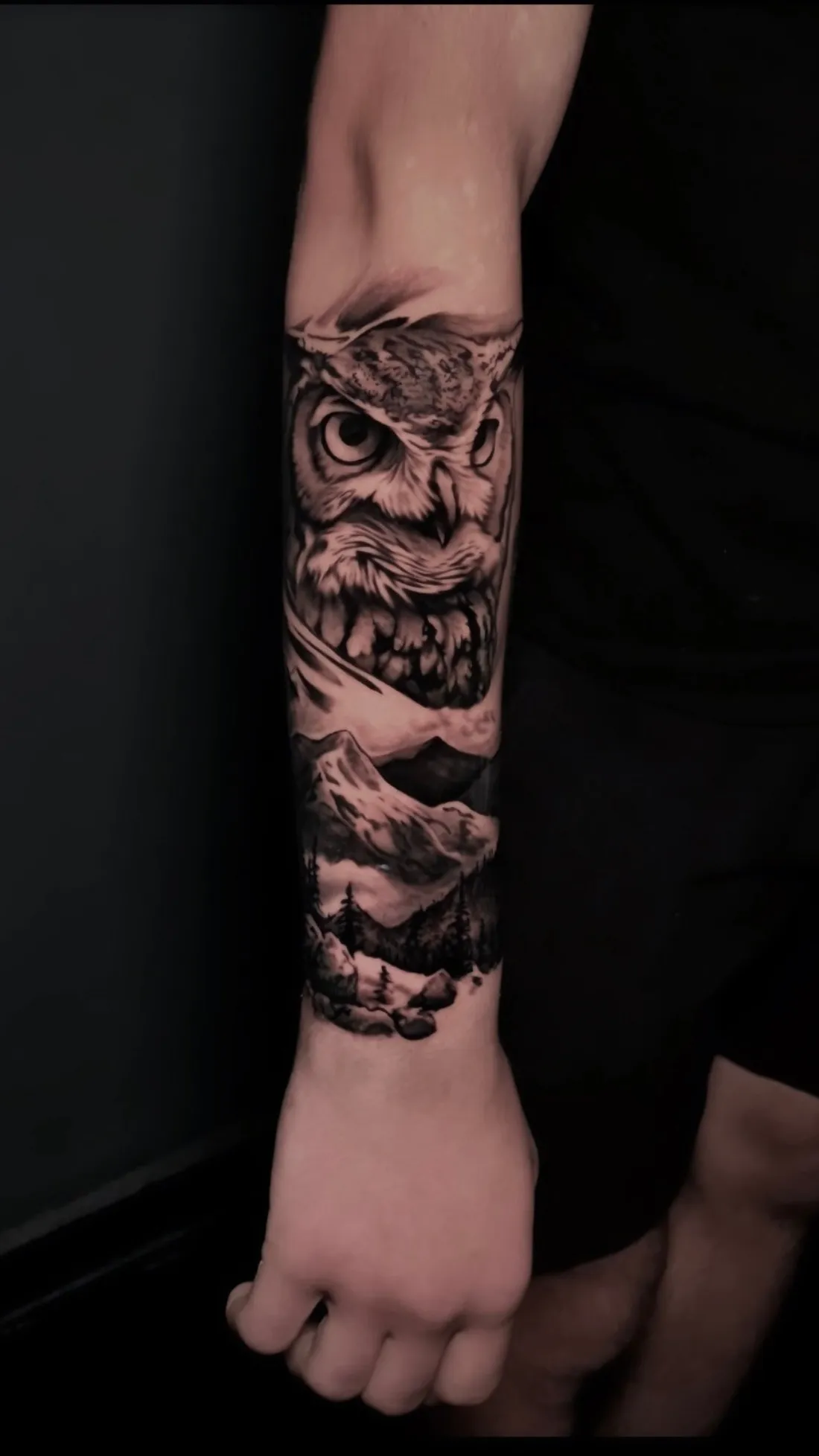 Eule mit Berglandschaft auf Unterarm — Realismus Tattoo von Volcao Sketch