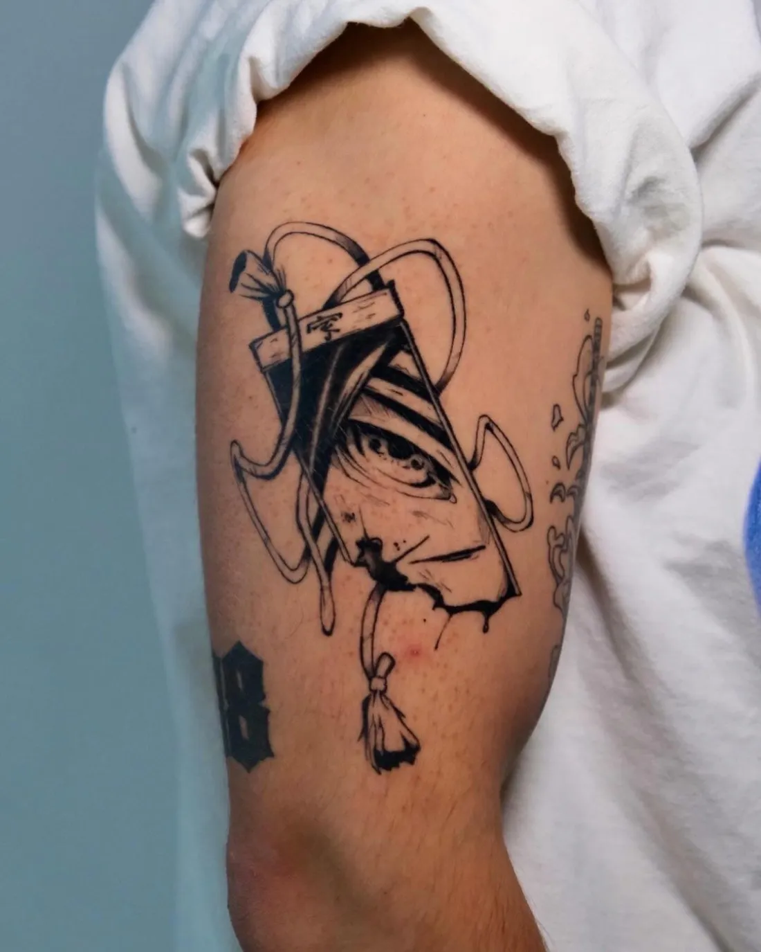 Japanisches Auge mit Kanji-Talisman am Oberarm — Japanese / Anime Tattoo von Volcao Sketch