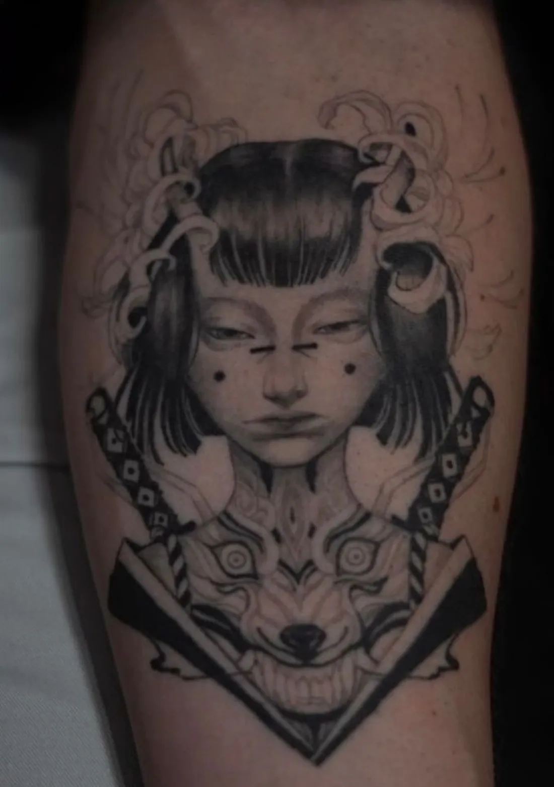 Maedchen mit Wolfsmaske und Schwertern — Japanese / Anime Tattoo von Volcao Sketch