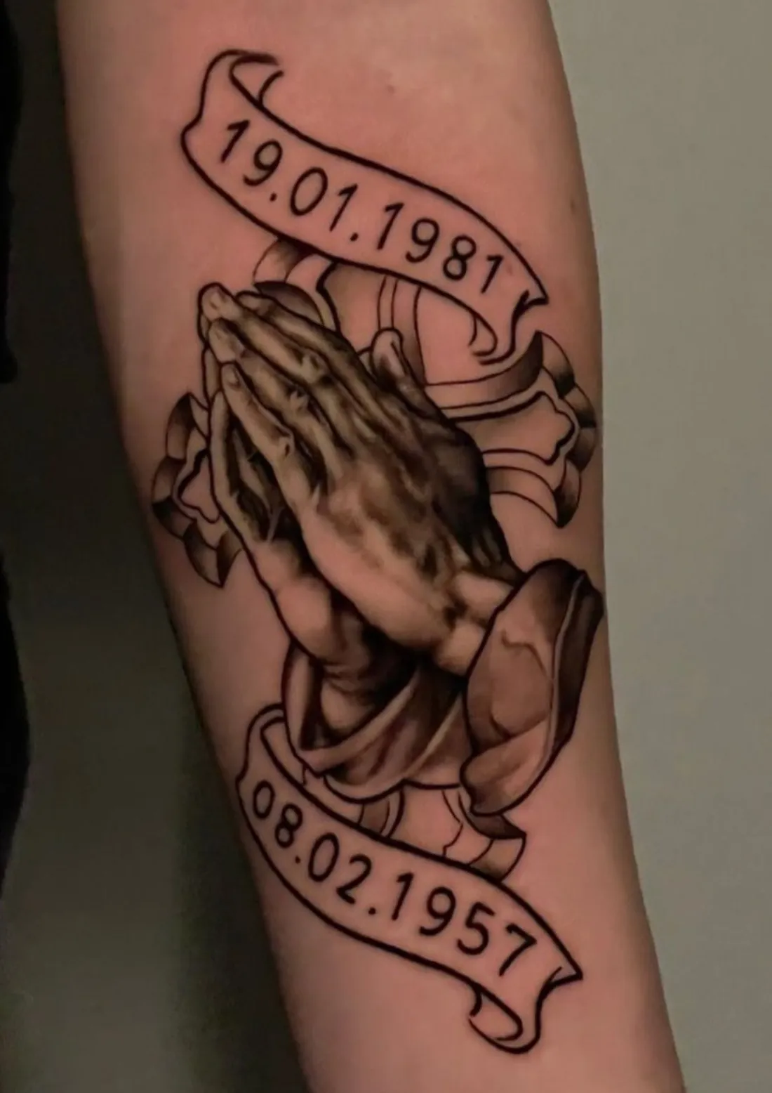 Betende Haende mit Kreuz und Datumsbannern — Realismus Tattoo von Volcao Sketch