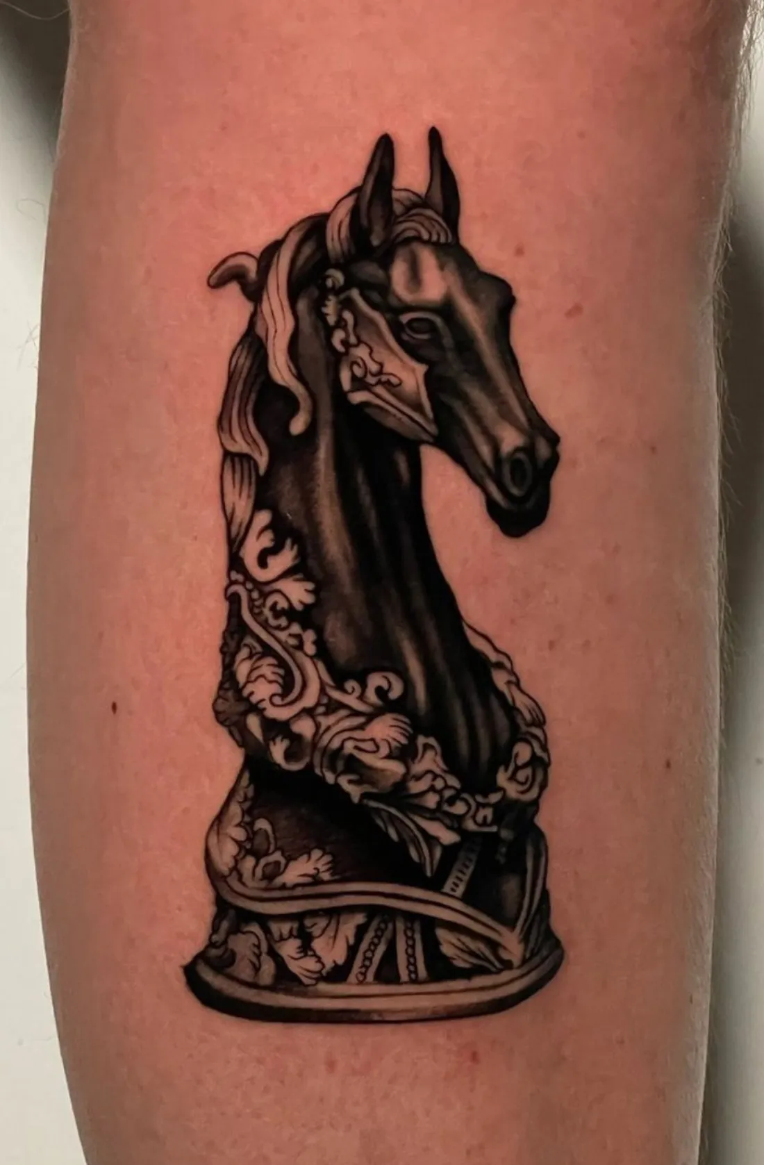 Ornamentale Schachfigur Pferd auf Wade — Blackwork Tattoo von Volcao Sketch