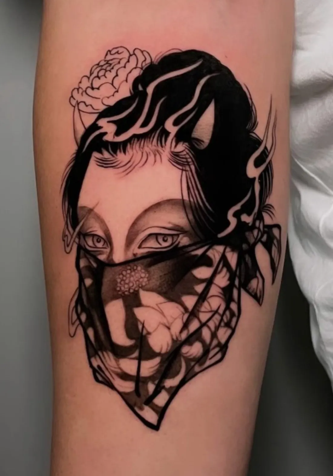 Geisha mit Blumentuch auf Oberarm — Japanese / Anime Tattoo von Volcao Sketch